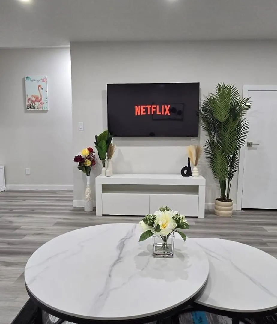 Bleniel Place - Stylish Basement Suite With Wi-Fi Netflix & Parking Edmonton