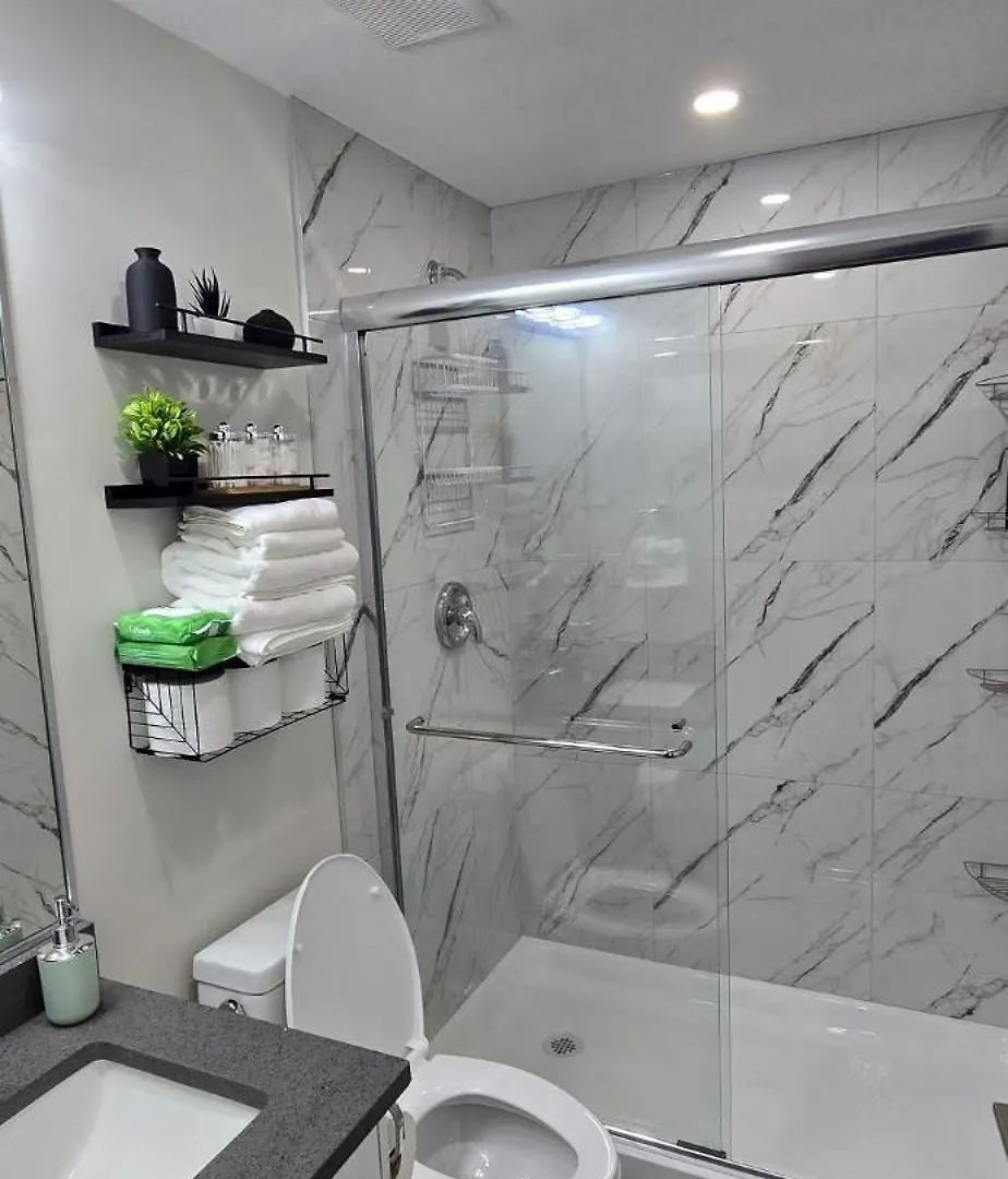 Bleniel Place - Stylish Basement Suite With Wi-Fi Netflix & Parking Edmonton Bed & Breakfast